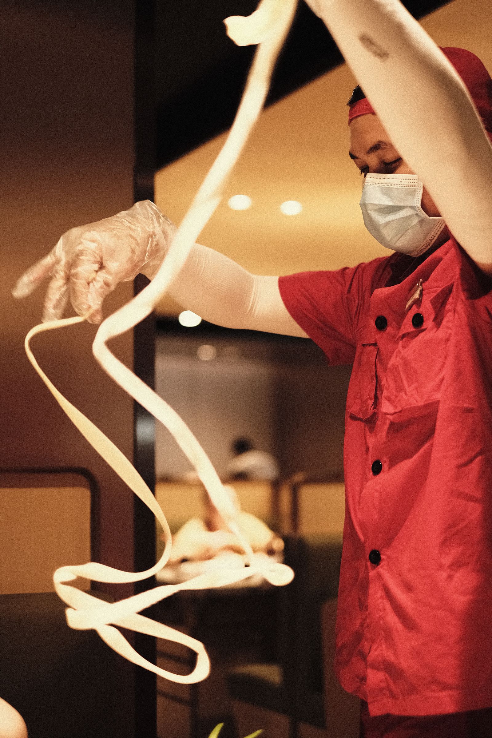 麺を伸ばす職人